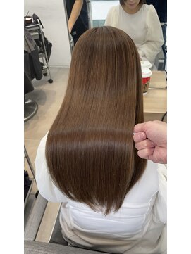 エラ(Ella) 髪質改善で叶えるやわらかミルクベージュ