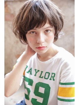 カライング(ing) 【+~ing 】シアーベージュのナチュラルショート【柳沼くるみ】