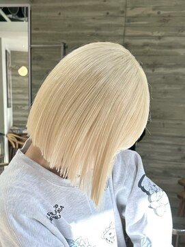 ヲタク(wotaku.) ホワイトブロンド抜きっぱなしブリーチハイトーンカラーミニボブ