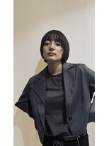 大人のオシャレヘア　シンプルなミニボブに顔まわりレイヤー