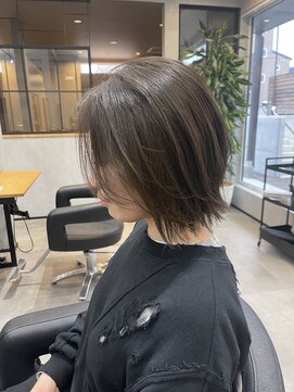 フィーカ(fika) オリーブグレージュとレイヤーボブ担当浜辺海斗