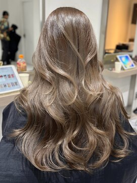 ヨロ 小岩(YOLO) ブリーチなしダブルカラーミルクティーベージュレイヤーカット