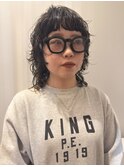 yosuke黒縁メガネとオン眉ウルフパーマ
