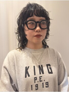 yosuke黒縁メガネとオン眉ウルフパーマ