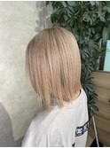 ホワイトベージュ×ミディアムボブ