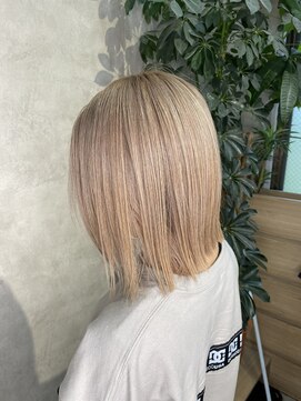 フィーネ 柏(Fi-Ne) ホワイトベージュ×ミディアムボブ