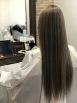 アトリエナガノ(atelier nagano)&nbsp;ニュアンスカラー/センターパート/ツヤ髪スタイル/ブルージュ