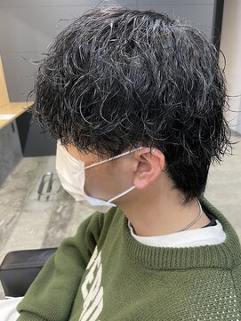 ヒュイル バイ ニアウ(Hwyl by Niau) メンズマッシュパーマ波巻スパイラルパーマウルフパーマ