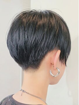 トリコ ショップアンドヘアサロン(tricot shop hair salon) 直毛さんが映える刈り上げ束感ショート×骨格似合わせ　フクザワ