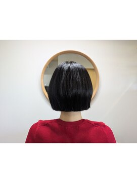 手と髪 ぱつっとBOB