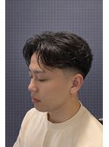 センターパート×ニュアンスパーマで作る、都会的メンズスタイル