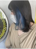 モノトーンカラー×ブルーのインナーカラーで海が似合うスタイル