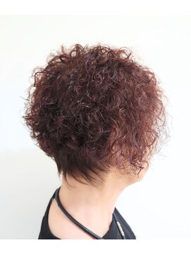 レイエレガンス(Rei Elegance) アシメパーマ×ブラウンレッドの個性派スタイル