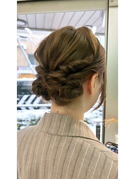 エラ(Ella) 大人可愛いアップスタイル