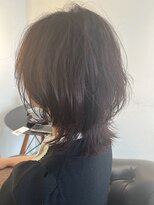 ビハインドザカーテン(BEHIND THE CURTAIN)&nbsp;くせ毛を活かしたミディアムレイヤー×バーガンディレッドカラー