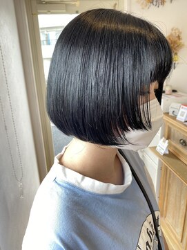 ホワイト(WHITE HAIR@NICOLA) 姫カット×ボブ×ブルーブラック