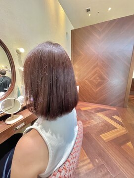 エルサフィロ ヨドヤバシ(el zafiro yodoyabashi) 暖色系ロングボブスタイル　ベージュピンク/30代