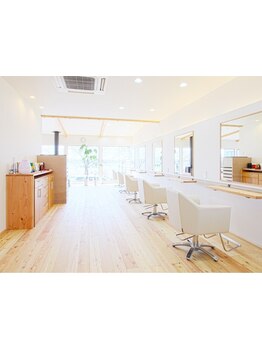 明るく、日差しのたっぷり差し込む広々とした施術スペースで、あなたの“なりたい”スタイルを叶えます☆