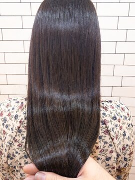 オーストヘアー リュウール(Aust hair Lueur) うる艶ロングのラベンダーシルバー