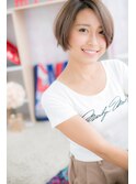 マロンベージュでツヤ感グラマラス前下がりボブb1