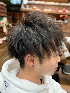 エイト(AITE) ツイストスパイラルパーマセンターパート<理容室>川口鳩ヶ谷２