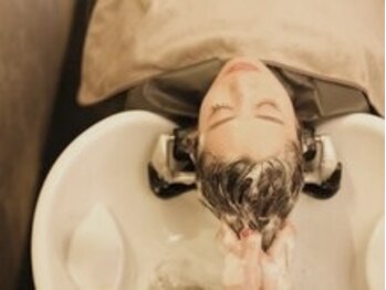 ヤエ 松山(YAE)の写真/頭浸浴を使ったYAE独自のリラクゼーションSPAで日常生活に癒しを。頭皮環境を整え芯から丈夫な髪へ。