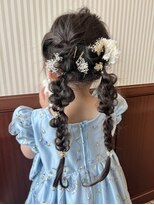 キャメル ヘアーデザイン(Camel hairdesign)&nbsp;お呼ばれアレンジ編みおろしツインキッズヘアセットぱっつん前髪