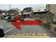 オテテ(OTETE)の雰囲気（月極の奥に駐車場があり、64番65番、緑のブロックが目印）