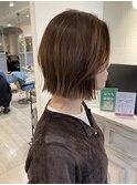 切りっぱなしくびれボブ流し前髪でストレートアイロン仕上げ