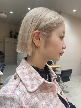 ヒビヲ(HIBIO) 横浜ハイトーン切りっぱなしボブミルクティーピンクベージュ30代