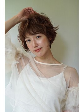 ノーヴェ(Nove) 30代 大人の丸みショートヘア×フェザーカール