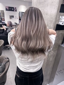 キング 心斎橋店(K!ng) ハイライトカラーミルクティーベージュレイヤーカット