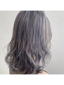 ウニカ デ ビエモン(UN1CA de BIEMON) コントラストハイライトアッシュグレージュ 毛先ウェーブ