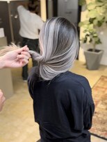 メリー オオサカ(Merly Osaka)&nbsp;しっかりブリーチでスモーキーホワイトカラーに_smoky gray ash