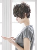 グレージュカラーのマニッシュショート