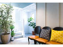 明るく落ち着いた雰囲気の待合　[髪質改善/白髪ぼかし/ハイライト/ヘッドスパ/カラー]