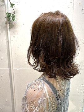 エル(EL by green) 《tomi》外ハネミディアムスタイル×アッシュブラウン