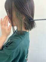 ジェム(GEM) グリーンのインナーカラー/切りっぱなしボブ