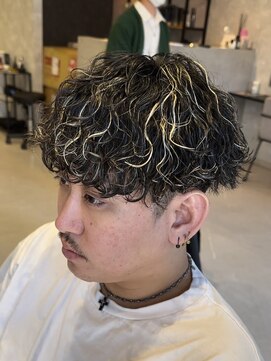 アビー(ABEY) 波巻きスパイラルメッシュカラー刈り上げマッシュ