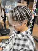 ホワイト×ブラックのバレイヤージュスタイル