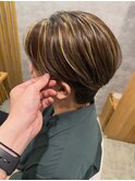 太めハイライトで魅せる立体ショート
