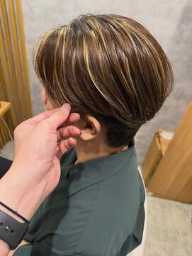 太めハイライトで魅せる立体ショート