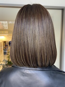 インビテーション(invitation) ラインボブ・ハイライト・インナーカラー・オリーブグレージュ