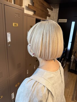オーストヘアーベンヌ(Aust hair Bennu) マッシュボブ×プラチナベージュ