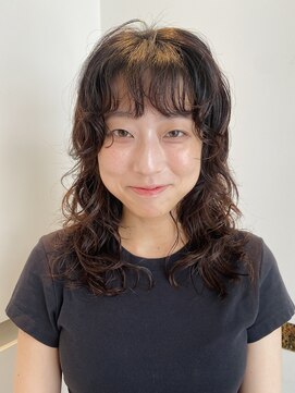 ビファインクーアヴェダ(Be fine coo AVEDA) セミロングにカール強めパーマ 前髪にもパーマ