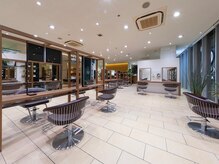 エムスラッシュ アヴェダ 自由が丘(M.SLASH AVEDA)の雰囲気（明るく広々とした店内でゆったりとご寛ぎいただけます）