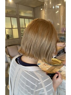 エイミーバイアフロート(amie by afloat) ハイトーン×切りっぱなしボブ