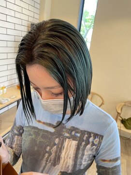 シフト(SHEEFT) 切りっぱなしボブ 暗髪ダークオリーブカラー セミウエット