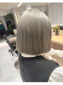 ガリカ シーム(Gallica/SEAM) 個性派派手髪ハイトーンシルバーアッシュ/艶髪ボブ