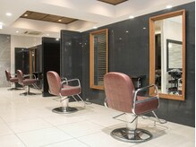 アトラクトヘアー バイ ミューズ(Attract hair by MUSE)の雰囲気（落ち着いた高級感ある店内で極上のリラックスタイムを提供します）